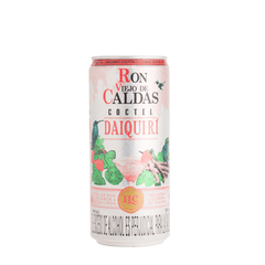 Lata de cóctel Daiquirí de Ron Viejo de Caldas sobre fondo blanco. El diseño presenta tonos rosados, el logo de la marca, una ilustración del cóctel con fresas y lima, y la descripción del producto.