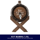 Pequeño barril dispensador de madera sobre una base cruzada en forma de equis, con un grifo metálico y el logo grabado de Ron Viejo de Caldas, sobre fondo blanco. En la parte inferior tiene un banner azul con el texto "Kit Barril 1.5L Llévalo con tu botella de Ron preferida".