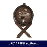 Barril de madera decorativo de 4 litros con grifo dispensador y soporte de madera a juego, marcado con el logo de Ron Viejo de Caldas, sobre fondo blanco. En la parte inferior tiene un banner azul con el texto "Kit Barril 4 Litros Llévalo con tu botella de Ron preferida".