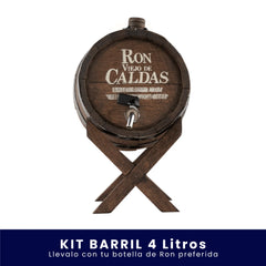 Barril de madera decorativo de 4 litros con grifo dispensador y soporte de madera a juego, marcado con el logo de Ron Viejo de Caldas, sobre fondo blanco. En la parte inferior tiene un banner azul con el texto "Kit Barril 4 Litros Llévalo con tu botella de Ron preferida".