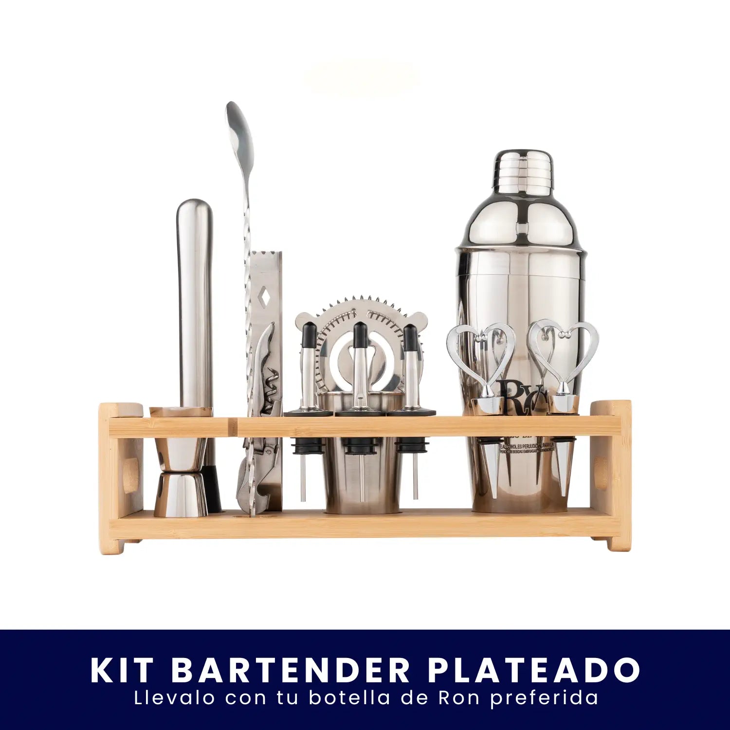 Set de coctelería plateado organizado en una base de madera. Incluye coctelera, medidor, cuchara mezcladora, macerador, colador y dosificadores sobre fondo blanco. En la parte inferior tiene un banner azul con el texto "Kit Bartender Plateado Llévalo con tu botella de Ron preferida".