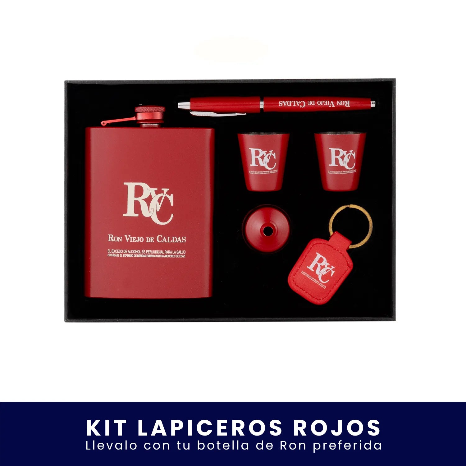 Set de regalo en caja negra que incluye una licorera de bolsillo roja, dos vasos tipo shot rojos, un lapicero, un embudo y un llavero, todos con el logo de Ron Viejo de Caldas, sobre fondo blanco. En la parte inferior tiene un banner azul con el texto "Kit Lapiceros Rojos Llévalo con tu botella de Ron preferida".