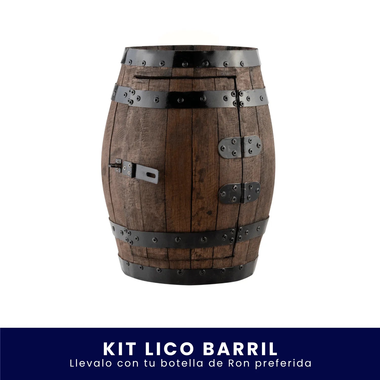 Mueble bar pequeño con forma de barril de madera rústica con aros y bisagras metálicas, diseñado para almacenar botellas, sobre fondo blanco. En la parte inferior tiene un banner azul con el texto "Kit Lico Barril Llévalo con tu botella de Ron preferida".