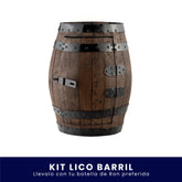 Mueble bar pequeño con forma de barril de madera rústica con aros y bisagras metálicas, diseñado para almacenar botellas, sobre fondo blanco. En la parte inferior tiene un banner azul con el texto "Kit Lico Barril Llévalo con tu botella de Ron preferida".