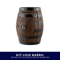 Mueble bar pequeño con forma de barril de madera rústica con aros y bisagras metálicas, diseñado para almacenar botellas, sobre fondo blanco. En la parte inferior tiene un banner azul con el texto "Kit Lico Barril Llévalo con tu botella de Ron preferida".