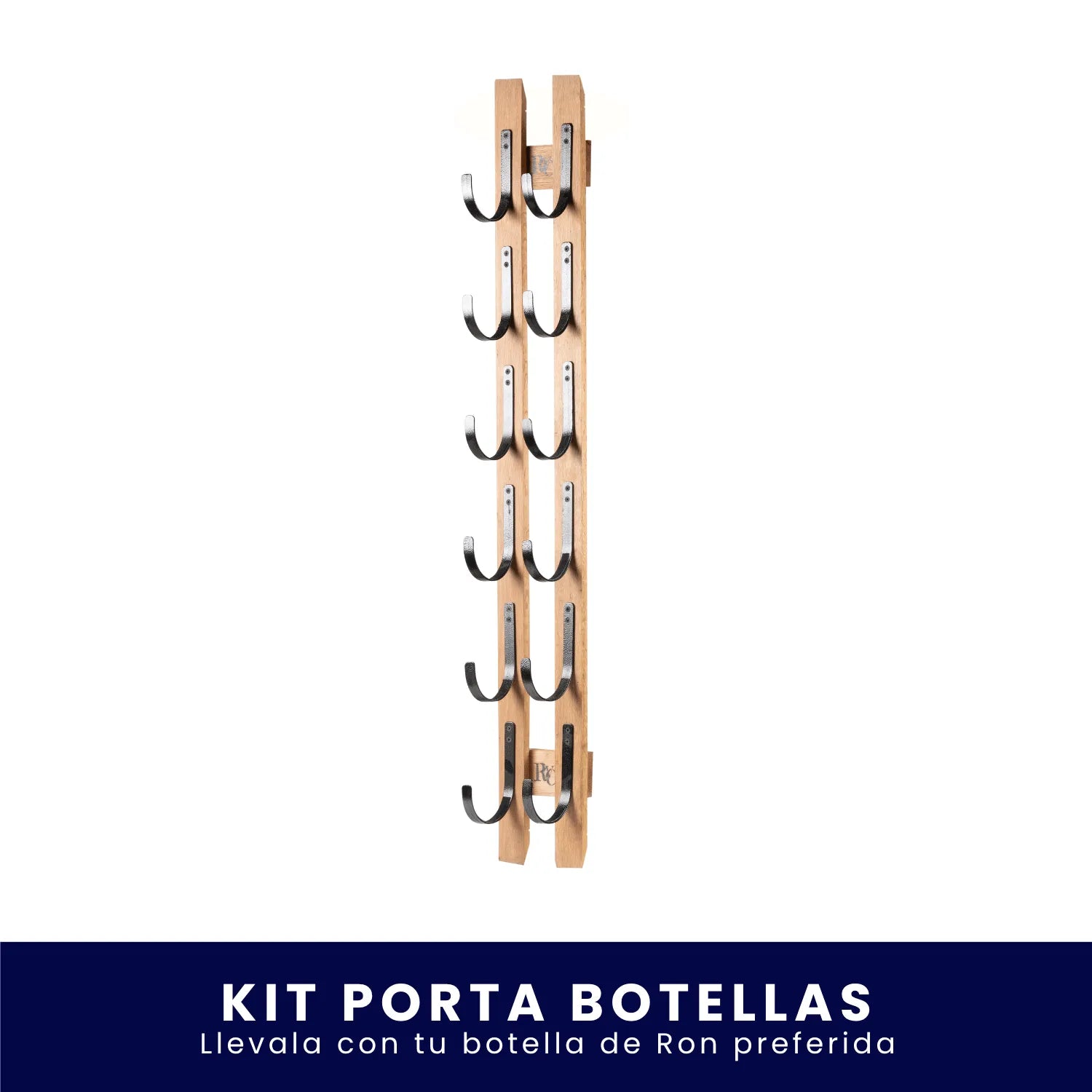 Organizador vertical de pared fabricado en madera con ganchos metálicos para colgar botellas, sobre fondo blanco. En la parte inferior incluye un banner azul con el texto "Kit Porta Botellas Llévalo con tu botella de Ron preferida".
