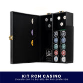 Set de juego temático en caja negra tipo maletín que incluye fichas de póker, dados y accesorios, con el branding de Ron Viejo de Caldas, sobre fondo blanco. En la parte inferior tiene un banner azul con el texto "Kit Ron Casino Llévalo con tu botella de Ron preferida".