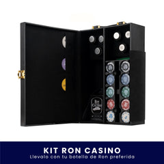 Set de juego temático en caja negra tipo maletín que incluye fichas de póker, dados y accesorios, con el branding de Ron Viejo de Caldas, sobre fondo blanco. En la parte inferior tiene un banner azul con el texto "Kit Ron Casino Llévalo con tu botella de Ron preferida".