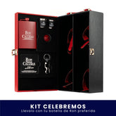 Set de juego de póker en caja de madera elegante, que incluye fichas, cartas y accesorios con el branding de Ron Viejo de Caldas, sobre fondo blanco. En la parte inferior tiene un banner azul con el texto "Kit Ron Poker".