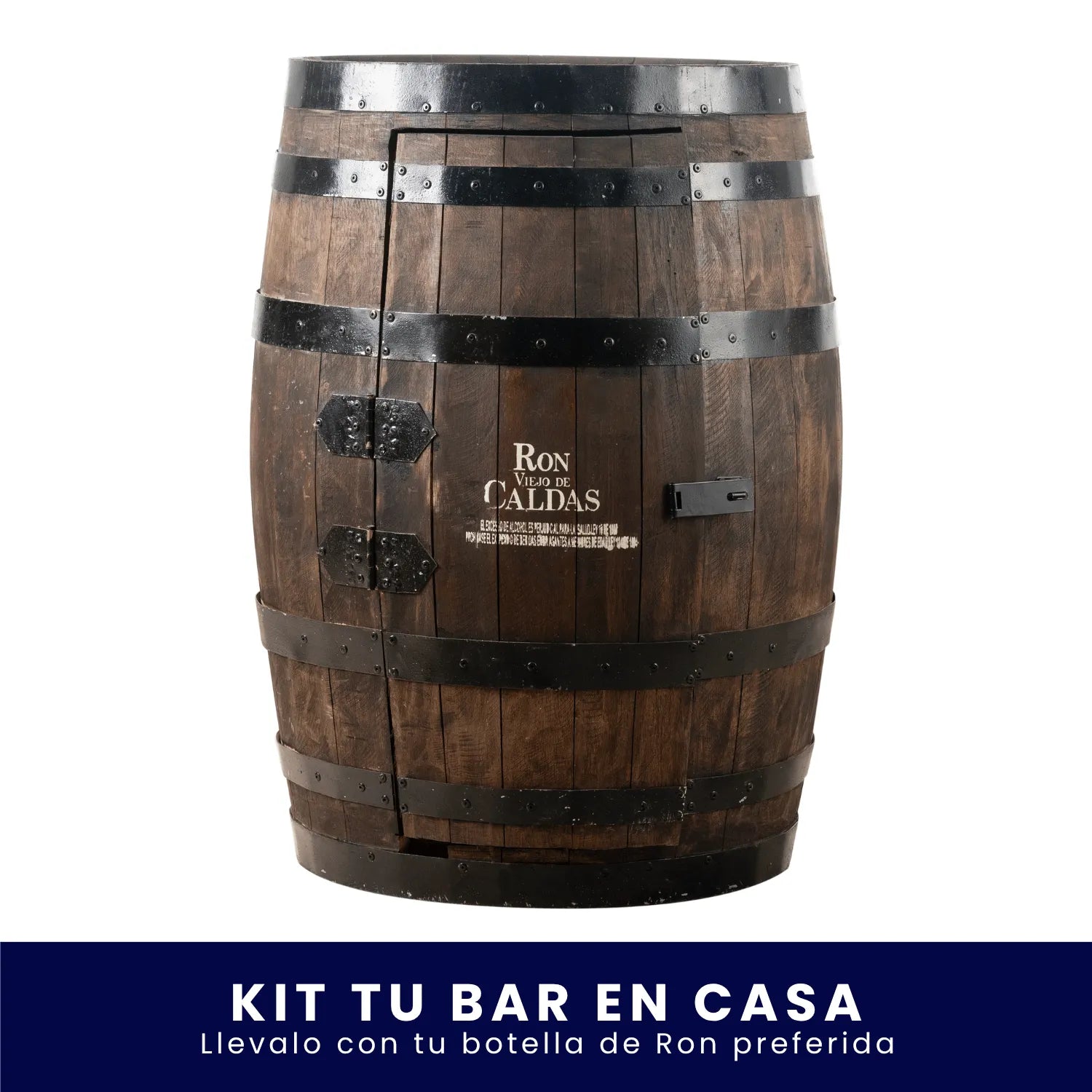 Barril de madera modificado como gabinete para mini bar, con aros metálicos oscuros, bisagras y pasador. Tiene grabado el logo de Ron Viejo de Caldas en la puerta frontal, sobre fondo blanco. En la parte inferior tiene un banner azul con el texto "Kit Tu Bar en Casa Llévalo con tu botella de Ron preferida
