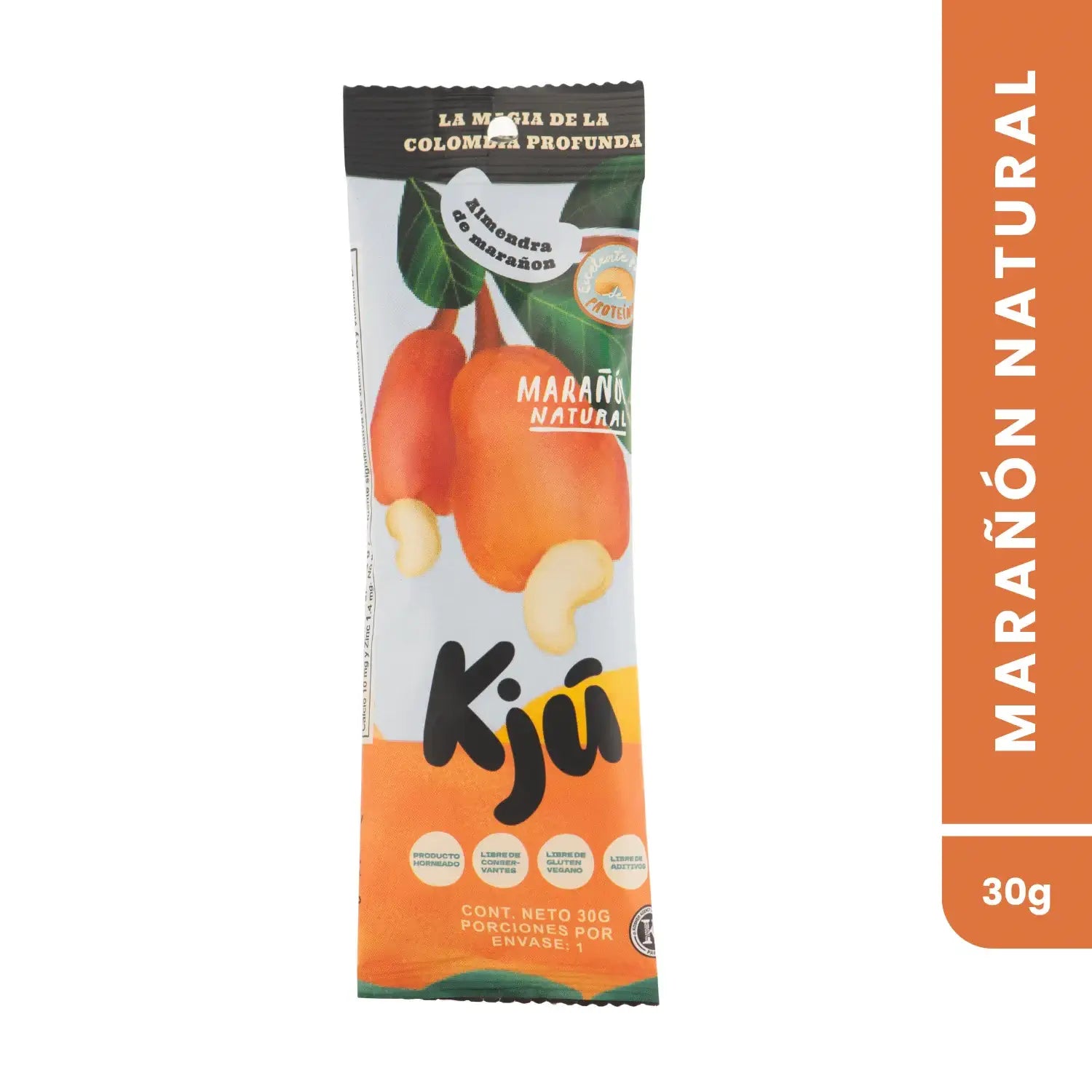 Empaque frontal alargado tipo snack de Marañón Natural marca Kjú de 30g. Su diseño es en tonos blanco y naranja, mostrando ilustraciones de la fruta del marañón con su nuez, acompañado del texto "La magia de la Colombia profunda" en la parte superior.
