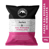 Empaque frontal de papas chips Monte Rojo sabor sal rosada del Himalaya de 100g. El diseño combina los colores negro, blanco y fucsia, con ilustraciones de rodajas de papa y el logo de la marca en la parte superior.