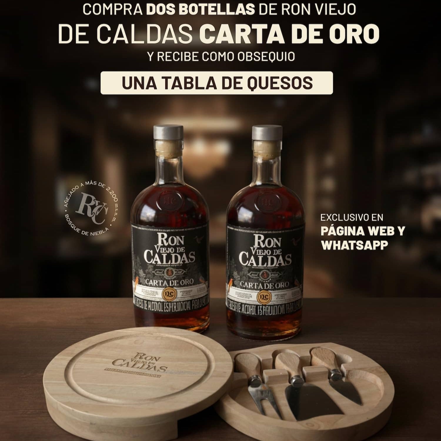 Imagen promocional con el texto "Compra dos botellas de Ron Viejo de Caldas Carta de Oro y recibe como obsequio una tabla de quesos". Muestra dos botellas de ron junto a una tabla de madera circular con juego de cuchillos, sobre una mesa, destacando que es un beneficio exclusivo en página web y WhatsApp.