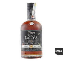 Botella de Ron Viejo de Caldas Carta de Oro de 375ml sobre fondo blanco. La botella de cristal muestra el licor ámbar oscuro y una etiqueta elegante en tonos oscuros con letras blancas y doradas, acompañada de pequeñas ilustraciones de aves típicas.