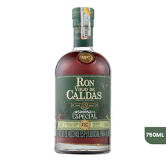 Botella de Ron Viejo de Caldas Gran Reserva Especial de 750ml sobre fondo blanco. La botella de cristal muestra el licor ámbar oscuro y una etiqueta verde distintiva con detalles en dorado y la ilustración de una pequeña ave.