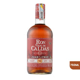 Botella de Ron Viejo de Caldas Juan de la Cruz de 750ml sobre fondo blanco. La botella de cristal muestra el licor ámbar y una etiqueta distintiva en tonos rojizos y ocres, con el logo de la marca e ilustraciones de aves típicas.