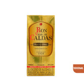 Empaque tipo tetra brik de Ron Viejo de Caldas Tradicional de 1000ml sobre fondo blanco. El diseño presenta tonos dorados y ocres, con el logo clásico de la marca en la parte central, información del contenido y la leyenda de advertencia sobre el consumo de alcohol en la parte inferior.