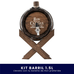 Pequeño barril dispensador de madera sobre una base cruzada en forma de equis, con un grifo metálico y el logo grabado de Ron Viejo de Caldas, sobre fondo blanco. En la parte inferior tiene un banner azul con el texto "Kit Barril 1.5L Llévalo con tu botella de Ron preferida".