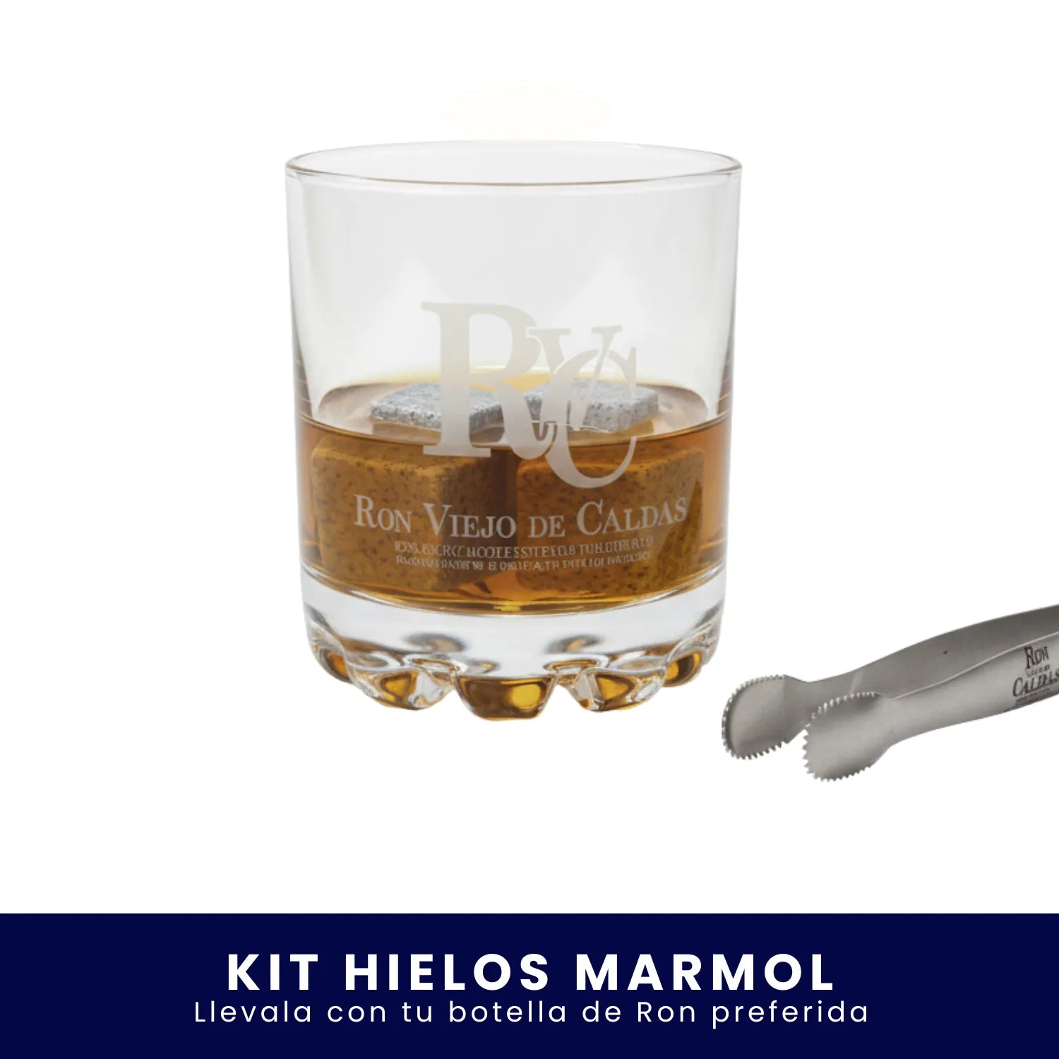 Vaso de cristal grabado con el logo de Ron Viejo de Caldas, servido con licor y cubos enfriadores de mármol en su interior, junto a unas pinzas metálicas sobre fondo blanco. En la parte inferior tiene un banner azul con el texto "Kit Hielos Mármol Llévala con tu botella de Ron preferida".