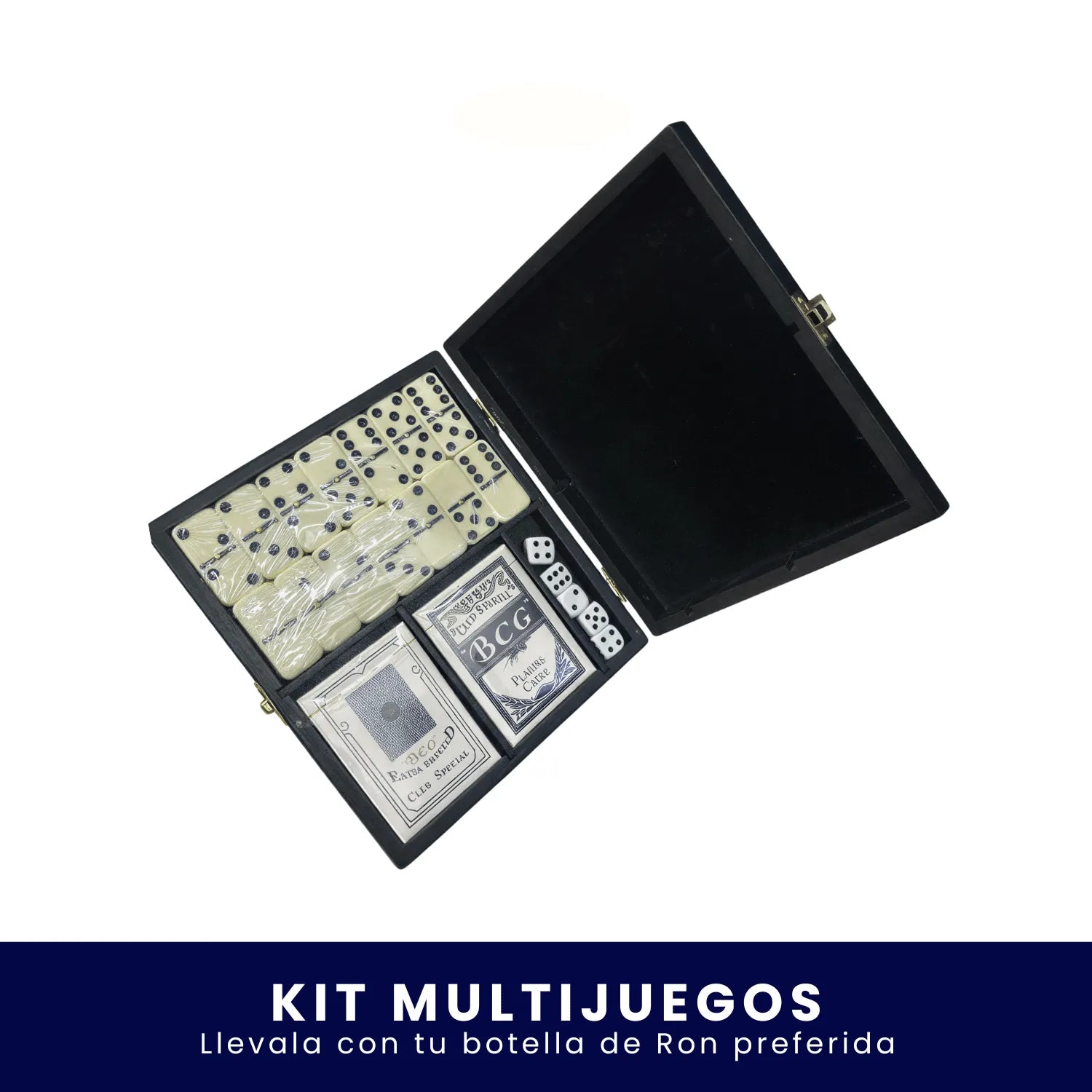 Estuche negro abierto que contiene un kit de juegos de mesa con fichas de dominó, dados y una baraja de cartas sobre fondo blanco. En la parte inferior tiene un banner azul con el texto "Kit Multijuegos Llévalo con tu botella de Ron preferida
