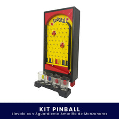 Juego de mesa tipo pinball en miniatura con tablero amarillo y marco negro. Incluye una base con cuatro vasos de vidrio tipo shot. En la parte inferior tiene un banner azul con el texto "Kit Pinball Llévalo con Aguardiente Amarillo de Manzanares".