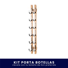 Organizador vertical de pared fabricado en madera con ganchos metálicos para colgar botellas, sobre fondo blanco. En la parte inferior incluye un banner azul con el texto "Kit Porta Botellas Llévalo con tu botella de Ron preferida".
