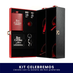 Set de juego de póker en caja de madera elegante, que incluye fichas, cartas y accesorios con el branding de Ron Viejo de Caldas, sobre fondo blanco. En la parte inferior tiene un banner azul con el texto "Kit Ron Poker".