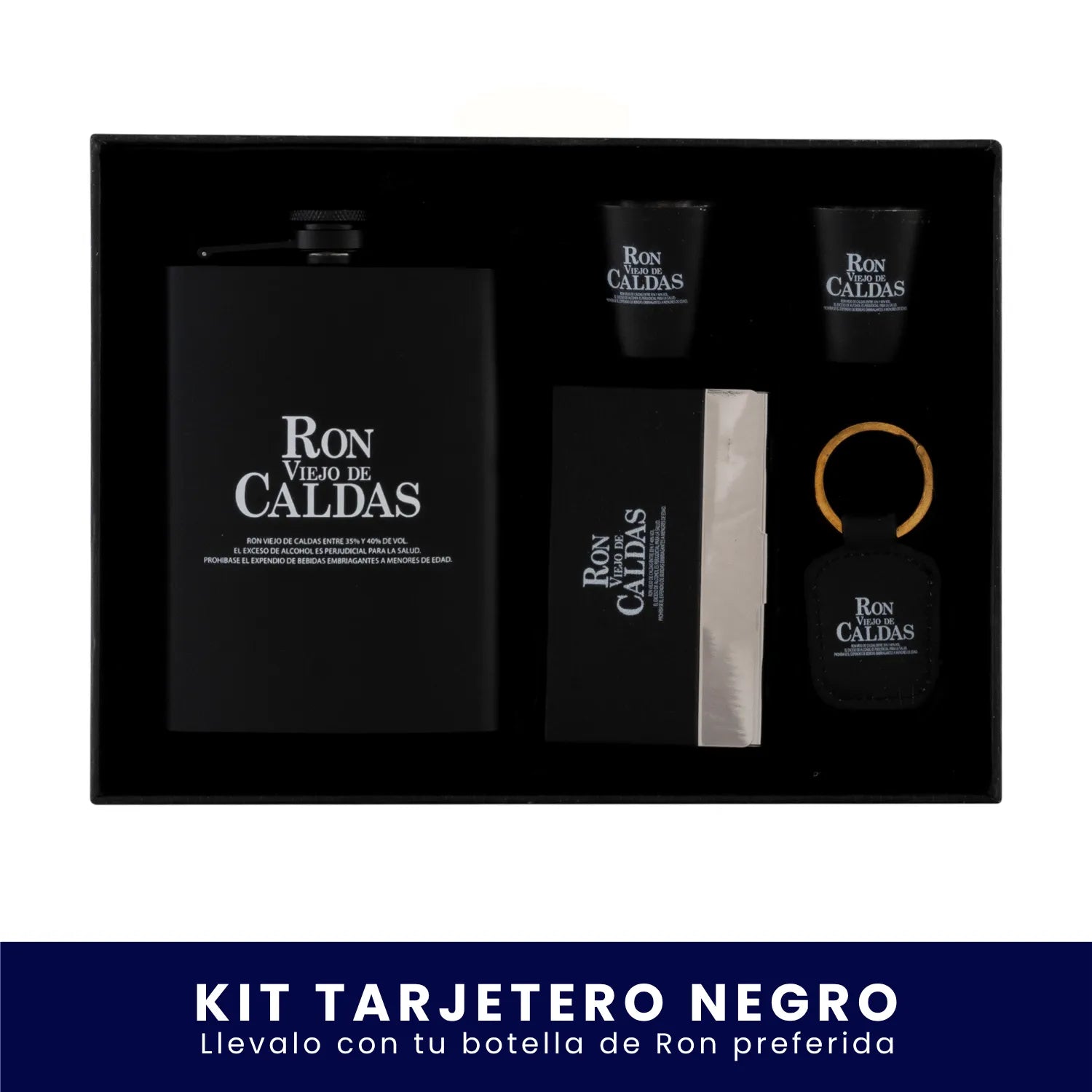 Set de regalo en caja negra que incluye una licorera de bolsillo negra, dos vasos tipo shot negros, un tarjetero y un llavero, todos con el logo de Ron Viejo de Caldas, sobre fondo blanco. En la parte inferior tiene un banner azul con el texto "Kit Tarjetero Negro Llévalo con tu botella de Ron preferida".
