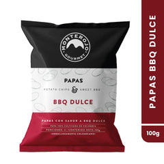 Empaque frontal de papas chips Monte Rojo sabor BBQ dulce de 100g. El diseño combina los colores negro, blanco y rojo oscuro, con ilustraciones de rodajas de papa y el logo de la marca en la parte superior.