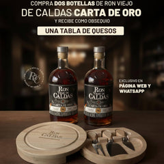 Imagen promocional con el texto "Compra dos botellas de Ron Viejo de Caldas Carta de Oro y recibe como obsequio una tabla de quesos". Muestra dos botellas de ron junto a una tabla de madera circular con juego de cuchillos, sobre una mesa, destacando que es un beneficio exclusivo en página web y WhatsApp.