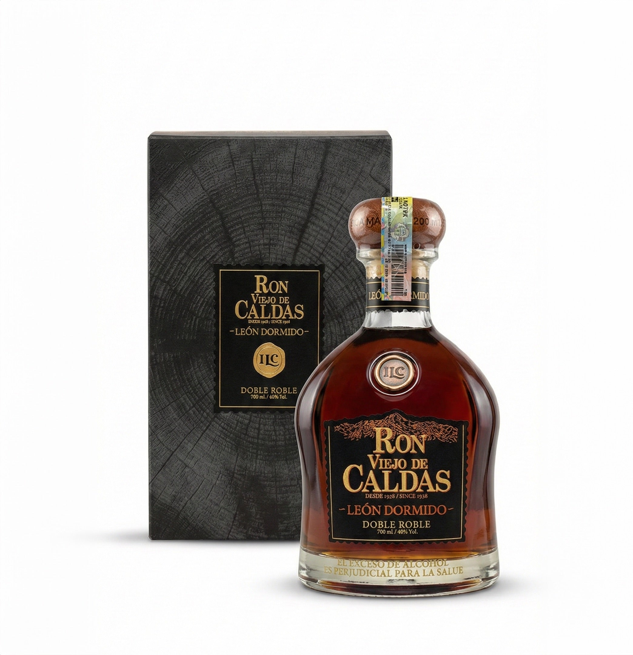 Botella de Ron Viejo de Caldas León Dormido junto a su caja negra de presentación sobre fondo blanco.