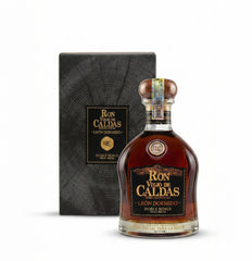 Botella de Ron Viejo de Caldas León Dormido junto a su caja negra de presentación sobre fondo blanco.
