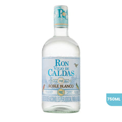 Botella de Ron Viejo de Caldas Roble Blanco de 750ml sobre fondo blanco. La botella de cristal transparente contiene un licor claro y presenta una etiqueta distintiva en tonos azul claro con el logo de la marca e ilustraciones de aves típicas.