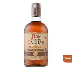 Botella de Ron Viejo de Caldas Tradicional de 750ml sobre fondo blanco. La botella de cristal muestra el licor ámbar oscuro y una etiqueta clásica en tonos dorados con el logo distintivo de la marca e ilustraciones de aves.